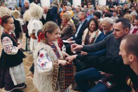 Oleh Sentsov puts the girl in a bag of Christmas carols