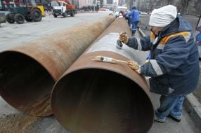 Рабочие красят трубы