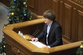 Oleksandr Sanchenko takes the oath of office