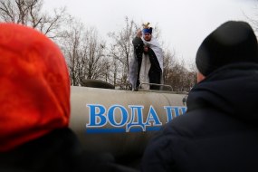 Священник освящает цистерну с питьевой водой