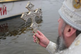 Митрополит Епифаний освящает воду