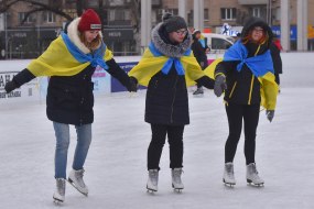 Участники флешмоба на катке