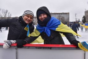 Участницы флешмоба на катке