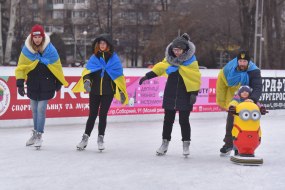 Участники флешмоба на катке