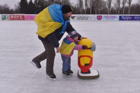 Участники флешмоба на катке
