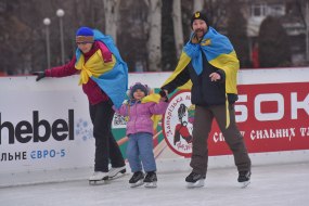 Участники флешмоба на катке