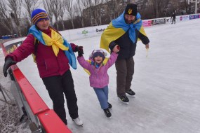 Участники флешмоба на катке