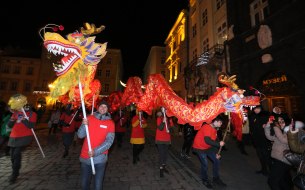 Участники парада драконов