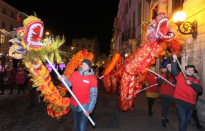 Участники парада драконов