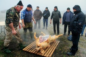 Мясники разделывают тушу свиньи