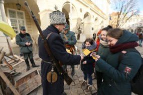 Участники исторической реконструкции раздают прохожим информационные листовки