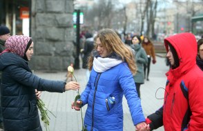 The participant of the action holds flowers