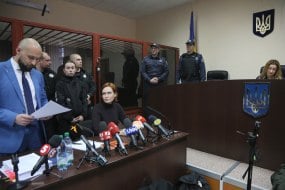 Юлия Кузьменко с адвокатом Тарасом Беспалым