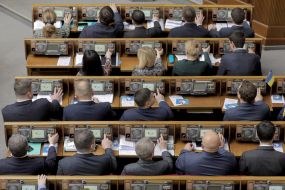 Депутаты голосуют