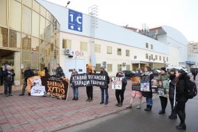 Участники « Антимехового пикета" держат плакаты