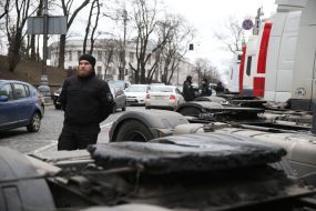 Грузовые автомобили у Кабмина