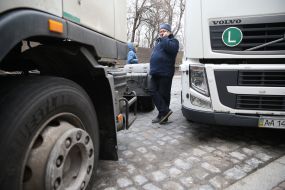 Грузовые автомобили у Кабмина