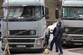 Грузовые автомобили у Кабмина