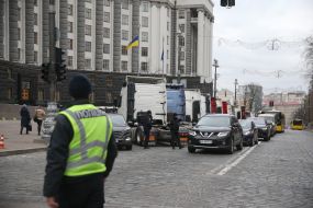 Грузовые автомобили у Кабмина