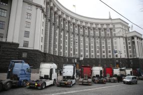 Вантажні автомобілі біля Кабміну