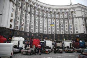 Грузовые автомобили у Кабмина