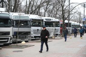 Грузовые автомобили у Кабмина