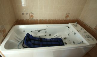 Bath for vibrating massage