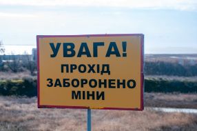 Табличка з написом "Увага! Прохід заборонено. Міни" на  КПВВ "Чонгар"