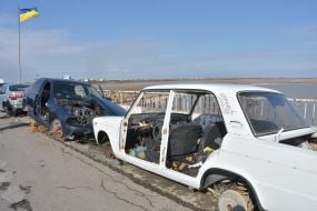 Пошкоджені автомобілі на  КПВВ "Чонгар"