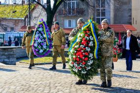 Військовослужбовці та ветерани війни в Афганістані покладають квіти