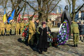 Ветерани війни в Афганістані покладають квіти