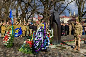 Почесна варта біля монументу "Скорботна мати"