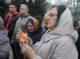 Жінка зі свічкою
