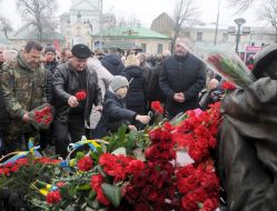 Покладання квітів