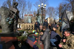 Laying flowers to the monument to Roman Guryk