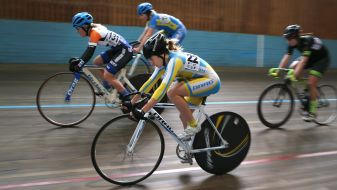 Велосипедисты во время заезда