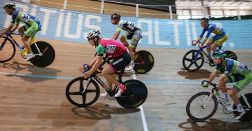 Велосипедисты во время заезда