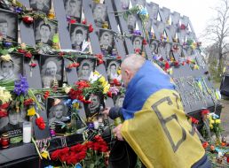 Возложение цветов на Аллее Героев Небесной Сотни