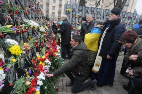 Возложение цветов на Аллее Героев Небесной Сотни