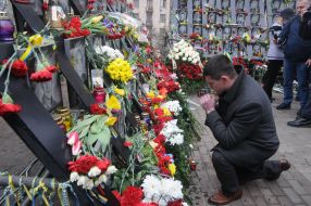 Возложение цветов на Аллее Героев Небесной Сотни