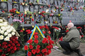 Возложение цветов на Аллее Героев Небесной Сотни