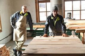 Рабочие на госпредприятии "Остерское лесное хозяйство"