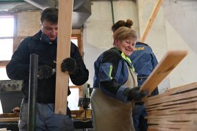 Рабочие на госпредприятии "Остерское лесное хозяйство"