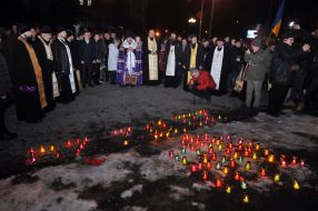 Participants of the rally lit lamps