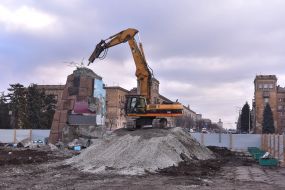 An excavator demolishes the pedestal where stood the statue of Lenin in Zaporozhye