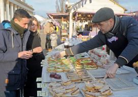 Бутерброди з салом на прилавку