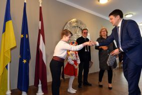 Dmitry Razumkov communicates with students