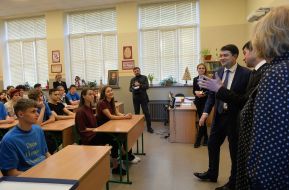 Dmitry Razumkov communicates with students
