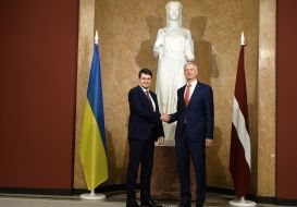 Dmytro Razumkov, Krishianis Karins