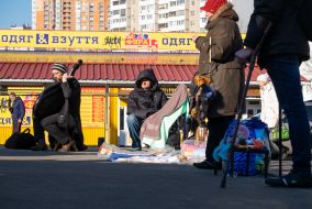 Мужчина играет на бандуре